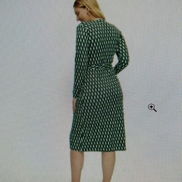 DVF Green Geometric Print Wrap Dress 👗 Chic & Polished! Great for Travel 🧳 ✈️ - Picture 4 of 17